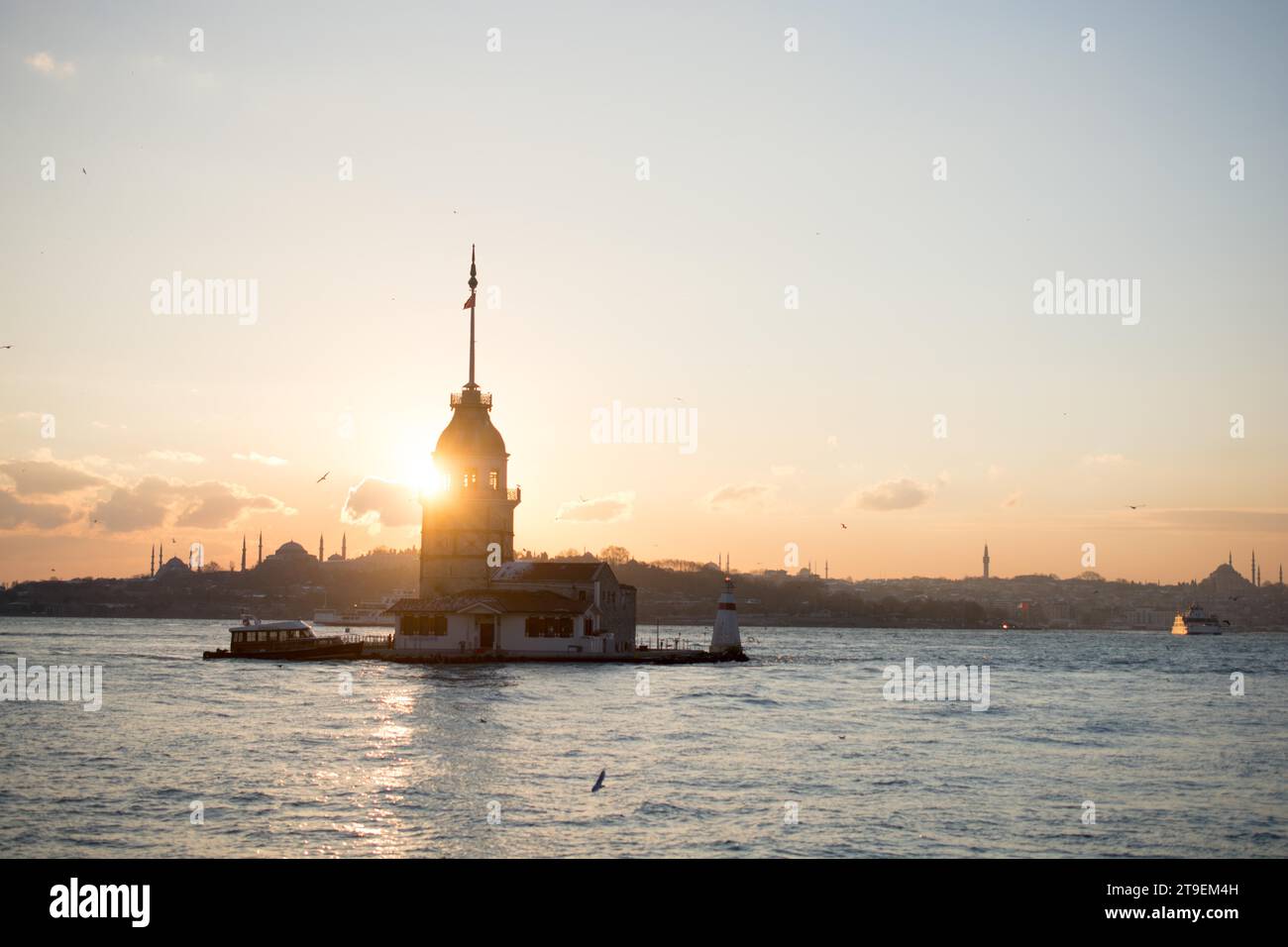 Blick vom Maiden-Turm am Abend, mit der Hagia Sophia und der Blauen Moschee in der Ferne Stockfoto