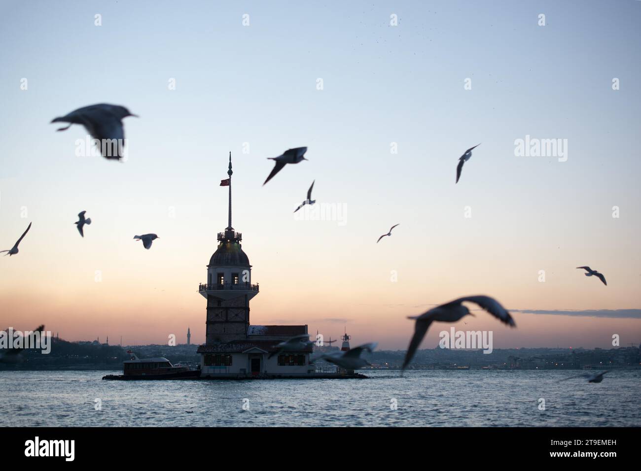 Blick vom Maiden-Turm am Abend, mit der Hagia Sophia und der Blauen Moschee in der Ferne Stockfoto