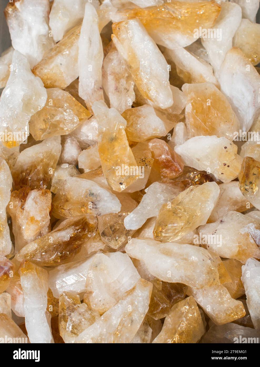 Zitrinhalogenstein als geologische mineralische Gesteinskristalle Stockfoto