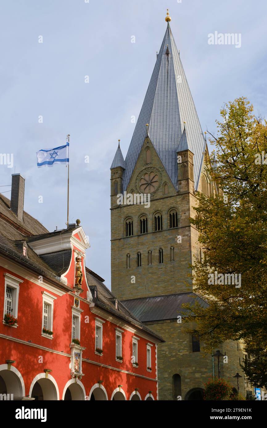 St. Patrokli Dom und Rathaus mit israelischer Flagge, Soest, Nordrhein-Westfalen, Deutschland Stockfoto
