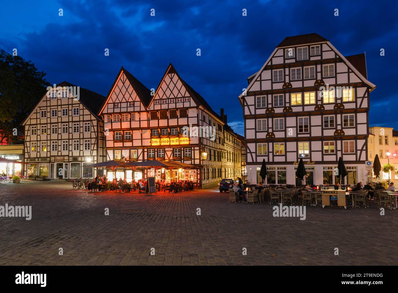 Beleuchtete Fachwerkhäuser auf dem Marktplatz, Blaue Stunde, Soest, Nordrhein-Westfalen, Deutschland Stockfoto