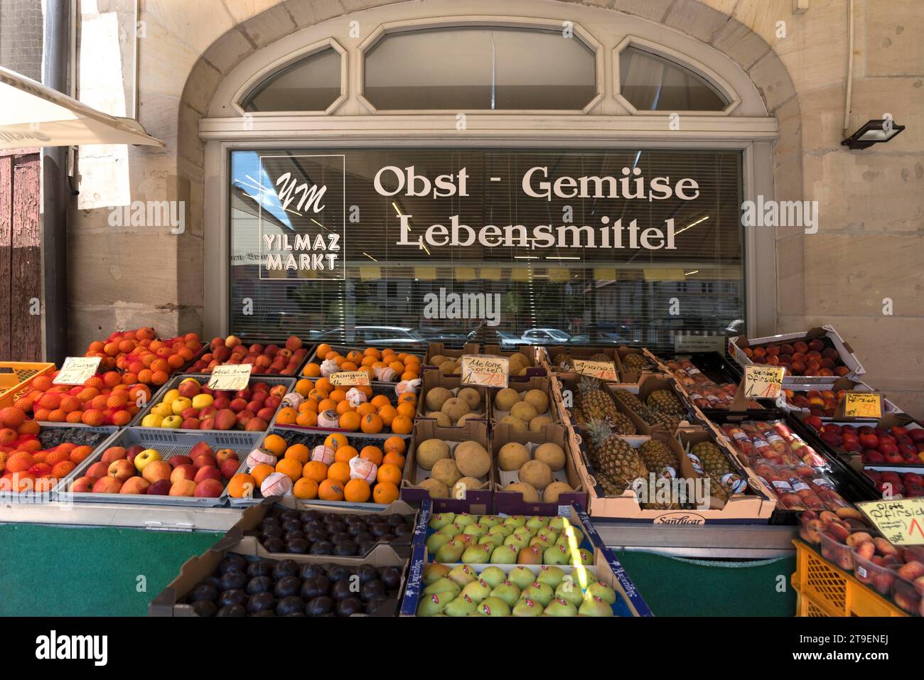 Verschiedene Obstsorten vor einem Obstladen, Lauf an der Pegnitz, Mittelfranken, Bayern, Deutschland Stockfoto