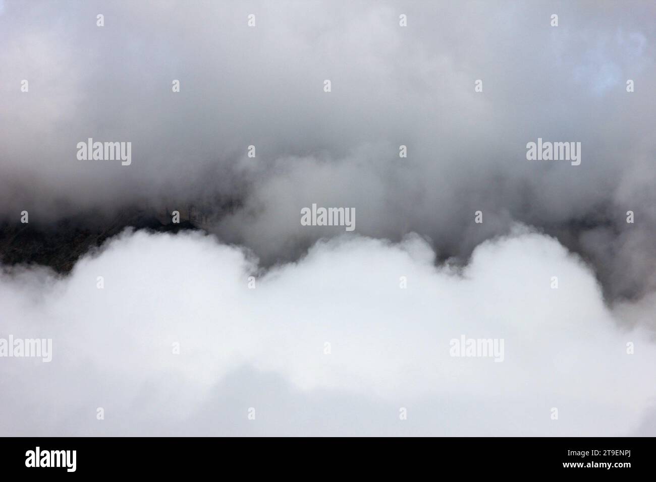 Dicker Nebel auf dem Mount Shahdag. Region Kusar. Aserbaidschan. Stockfoto