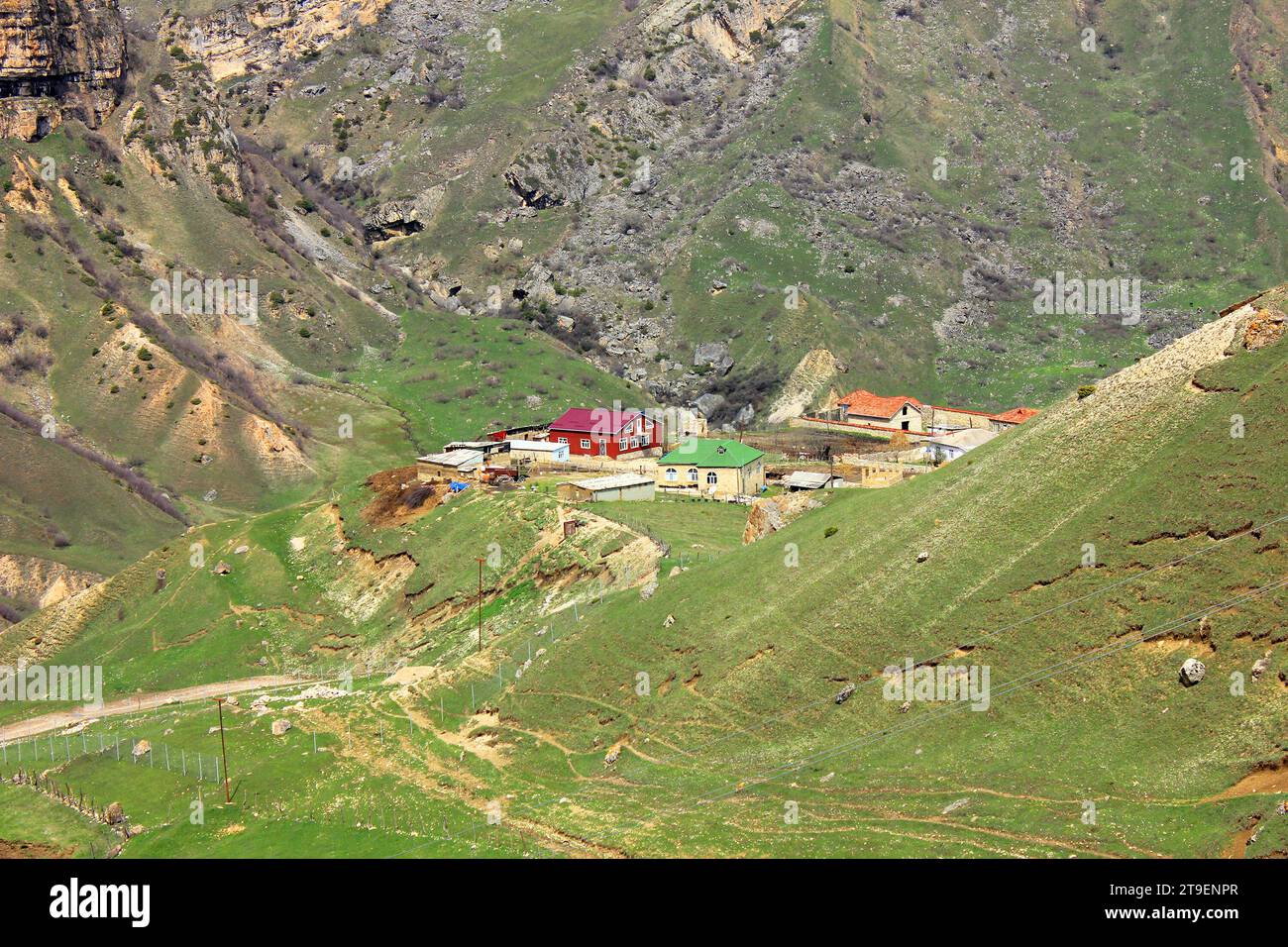 Dorf Laza. Region Kusar. Aserbaidschan. 04.17.2016. Kleines Dorf in wunderschönen Bergen. Stockfoto