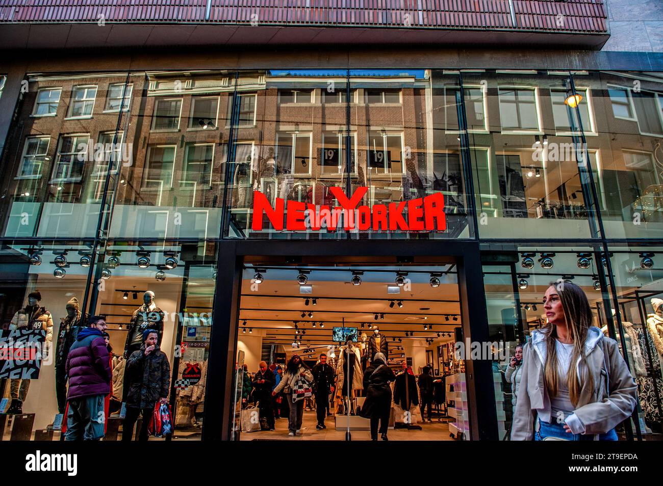 Amsterdam, Niederlande. November 2023. Man sieht Leute, die in den Sportladen "NewYorker" kommen. In Amsterdam sind die Geschäfte mit Black Friday-Angeboten fertig, und die Schaufenster sind mit Werbebanner verziert, um während des Black Friday Menschen anzulocken. Vor allem jüngere Menschen warten auf den Ermäßigungstag nach Amerikas Thanksgiving, um Dinge zu kaufen. Quelle: SOPA Images Limited/Alamy Live News Stockfoto