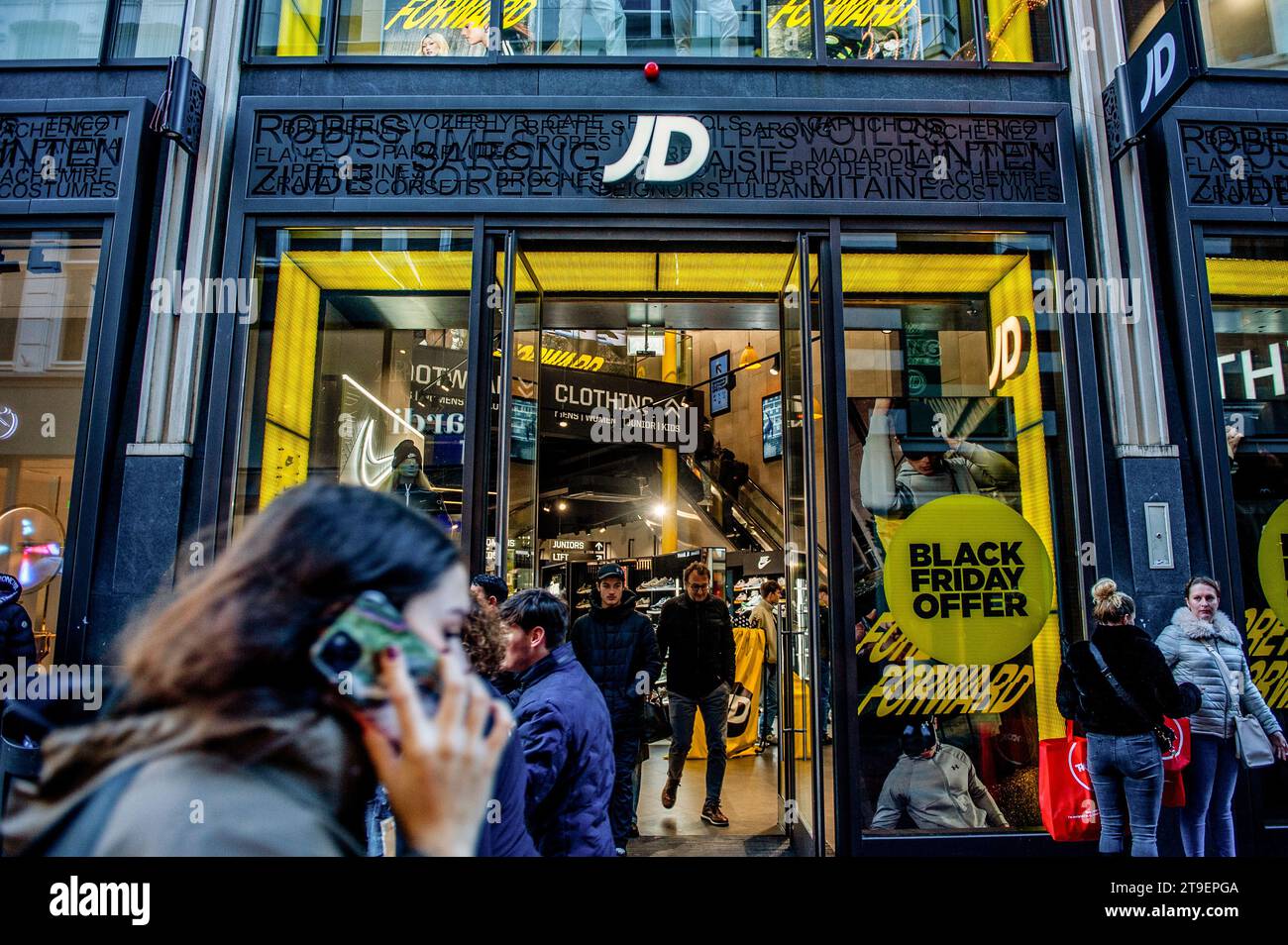Amsterdam, Niederlande. November 2023. Man sieht Leute, die aus dem Sportgeschäft „JD“ kommen. In Amsterdam sind die Geschäfte mit Black Friday-Angeboten fertig, und die Schaufenster sind mit Werbebanner verziert, um während des Black Friday Menschen anzulocken. Vor allem jüngere Menschen warten auf den Ermäßigungstag nach Amerikas Thanksgiving, um Dinge zu kaufen. (Foto: Ana Fernandez/SOPA Images/SIPA USA) Credit: SIPA USA/Alamy Live News Stockfoto
