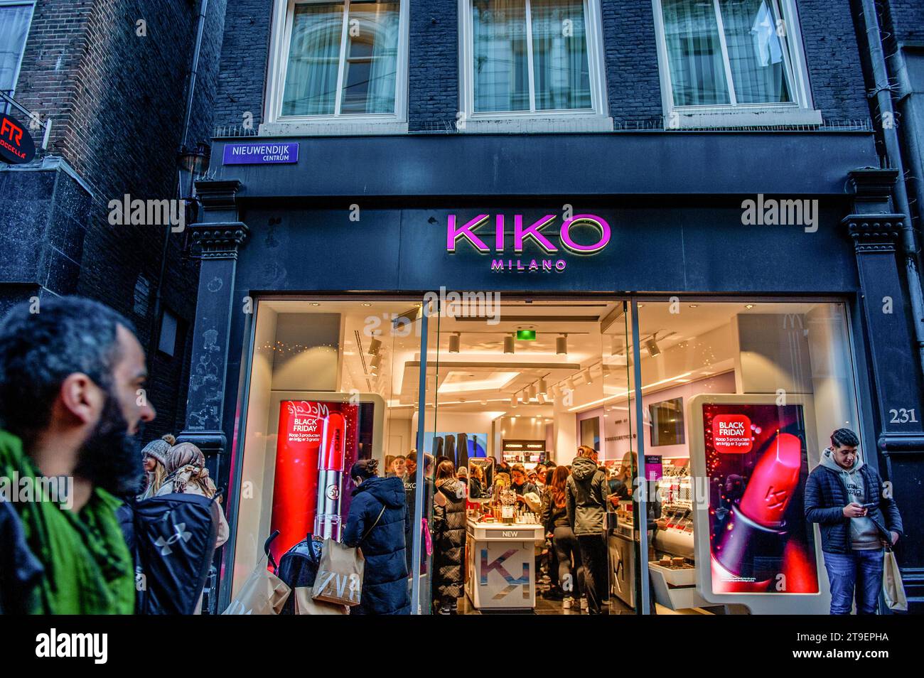 Amsterdam, Niederlande. November 2023. Der Kosmetikladen „Kiko Milano“ ist voller Menschen zu sehen. In Amsterdam sind die Geschäfte mit Black Friday-Angeboten fertig, und die Schaufenster sind mit Werbebanner verziert, um während des Black Friday Menschen anzulocken. Vor allem jüngere Menschen warten auf den Ermäßigungstag nach Amerikas Thanksgiving, um Dinge zu kaufen. (Foto: Ana Fernandez/SOPA Images/SIPA USA) Credit: SIPA USA/Alamy Live News Stockfoto
