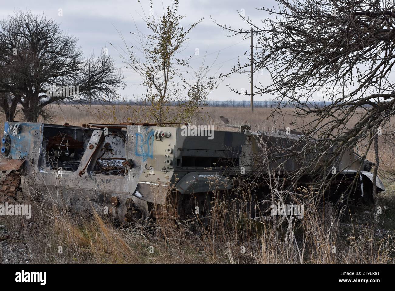 Huliaipole, Ukraine. November 2023. Ein zerstörtes Infanteriekampffahrzeug der russischen Streitkräfte, das in der Nähe von Huliaipole gesehen wurde. Die Ukraine bestätigte diese Woche, dass sie es geschafft habe, ihre Positionen am linken Ufer des Dnipro zu halten, der vollständig unter russischer Kontrolle stand. Diese Erfolge deuten darauf hin, dass bald eine große ukrainische Gegenoffensive zur Rückeroberung der Krim in Gang kommen könnte. Quelle: SOPA Images Limited/Alamy Live News Stockfoto