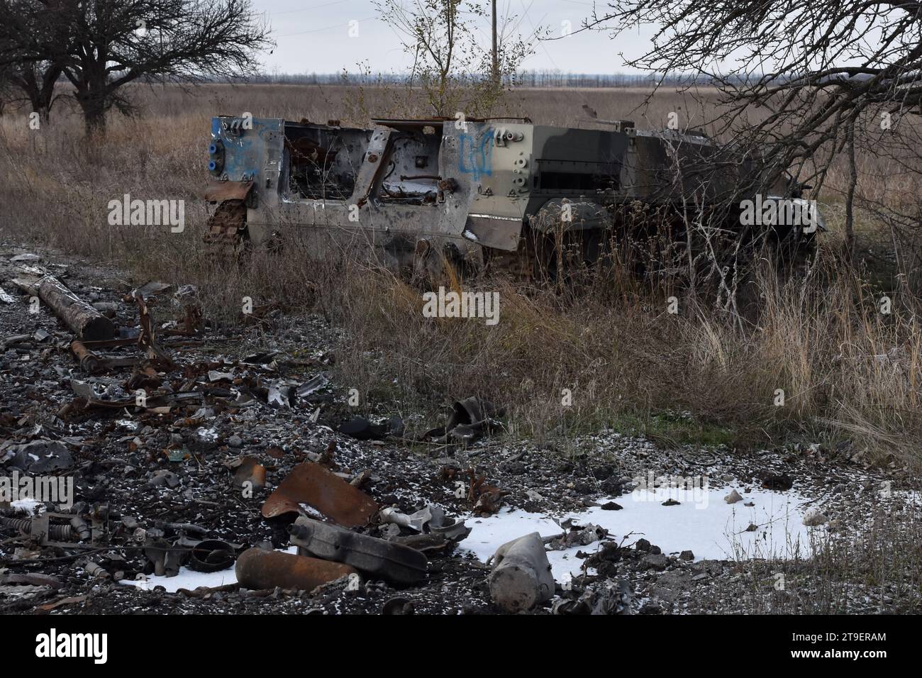 Huliaipole, Ukraine. November 2023. Ein zerstörtes Infanteriekampffahrzeug der russischen Streitkräfte, das in der Nähe von Huliaipole gesehen wurde. Die Ukraine bestätigte diese Woche, dass sie es geschafft habe, ihre Positionen am linken Ufer des Dnipro zu halten, der vollständig unter russischer Kontrolle stand. Diese Erfolge deuten darauf hin, dass bald eine große ukrainische Gegenoffensive zur Rückeroberung der Krim in Gang kommen könnte. (Foto: Andriy Andriyenko/SOPA Images/SIPA USA) Credit: SIPA USA/Alamy Live News Stockfoto