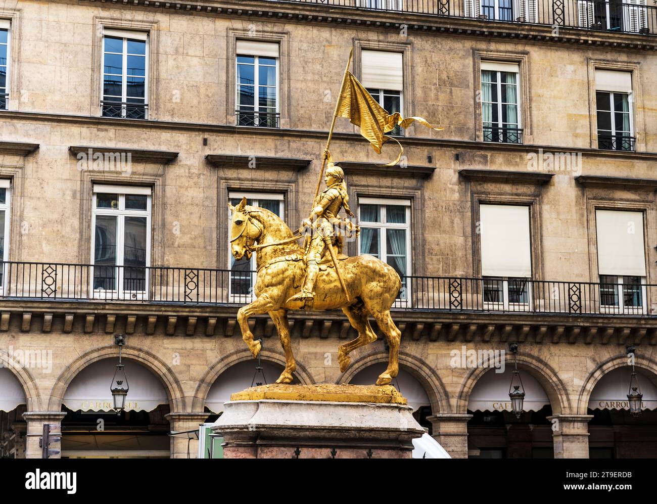 Vergoldete Bronzestatue von Jeanne d'Arc von Emmanuel Frémiet, errichtet Ende des 19. Jahrhunderts, am Place des Pyramides, 1. Arrondissement, Paris Stockfoto