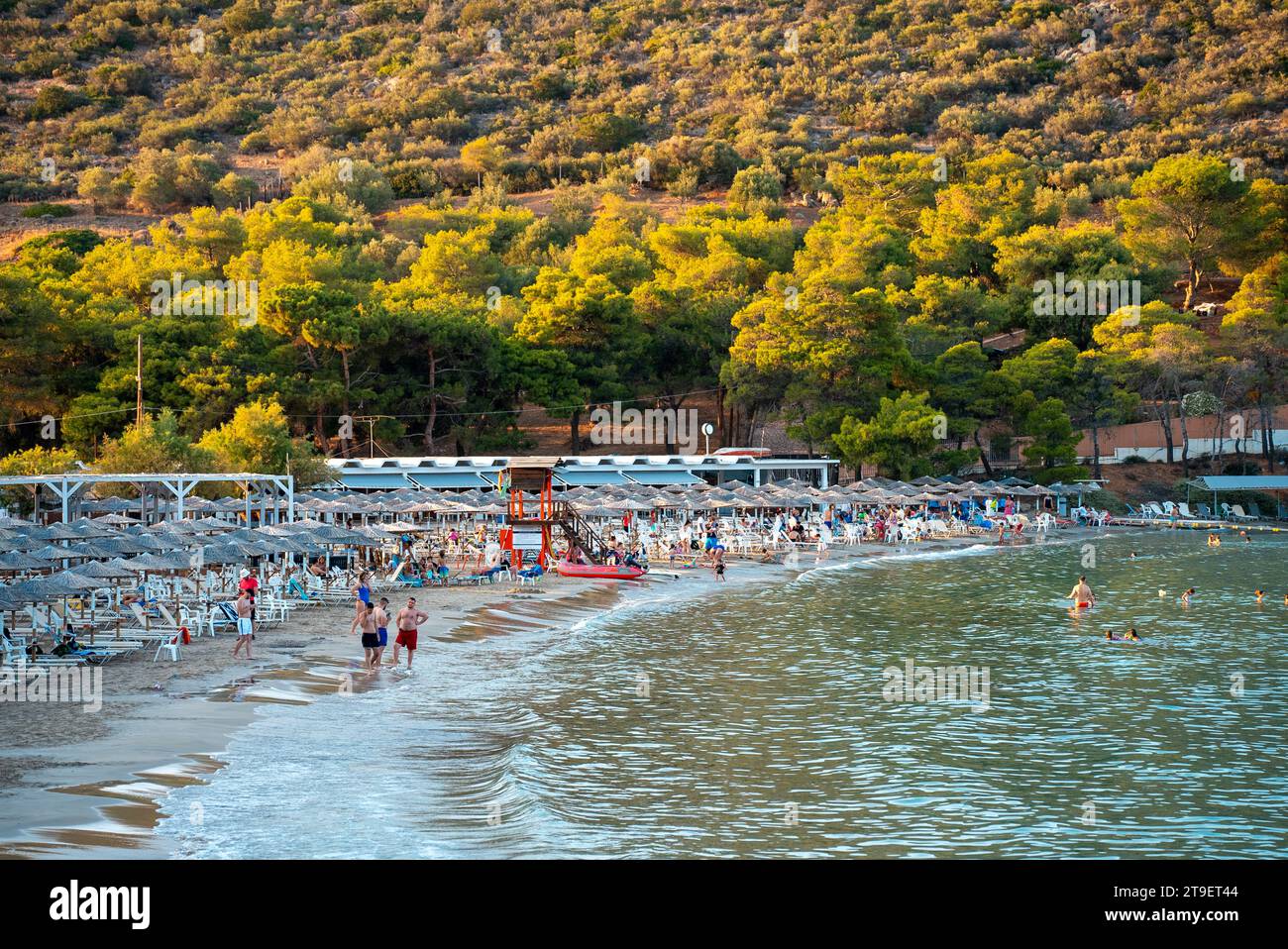 Porto Rafti, Griechenland - 14.06.2023: Beliebter Strand von Avlaki in Porto Rafti in Griechenland. Redaktionelle Verwendung. Stockfoto