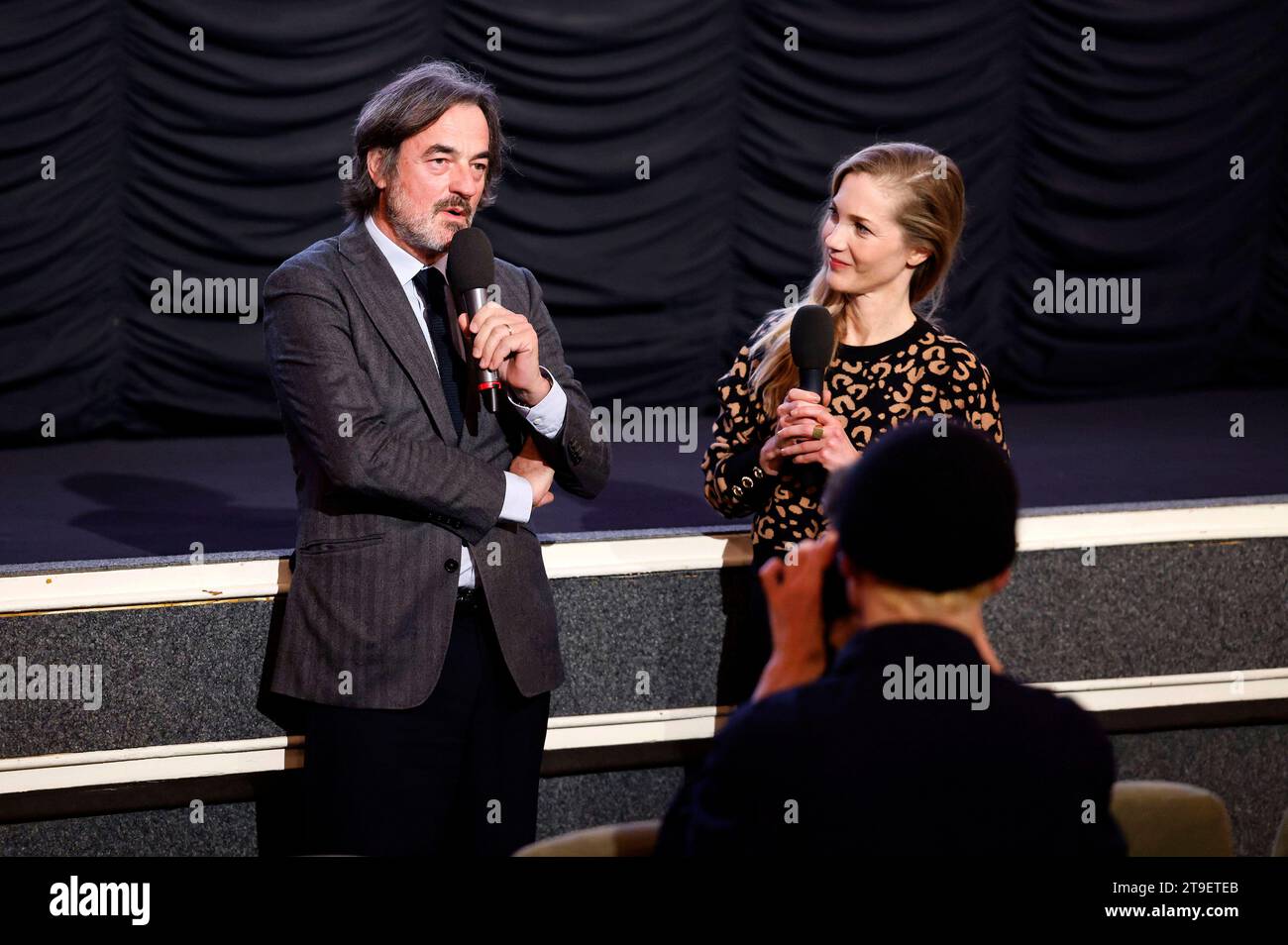 Denis Imbert bei der Premiere des Kinofilms Sur les chemins noirs/auf dem Weg bei der 23. Französische Filmwoche im Cinema Paris. Berlin, 24.11.2023 *** Denis Imbert bei der Premiere des Spielfilms Sur les chemins noirs on the Way bei der 23 French Film Week im Cinema Paris Berlin, 24 11 2023 Foto:XS.xGabschx/xFuturexImagex weg 3105 Credit: Imago/Alamy Live News Stockfoto