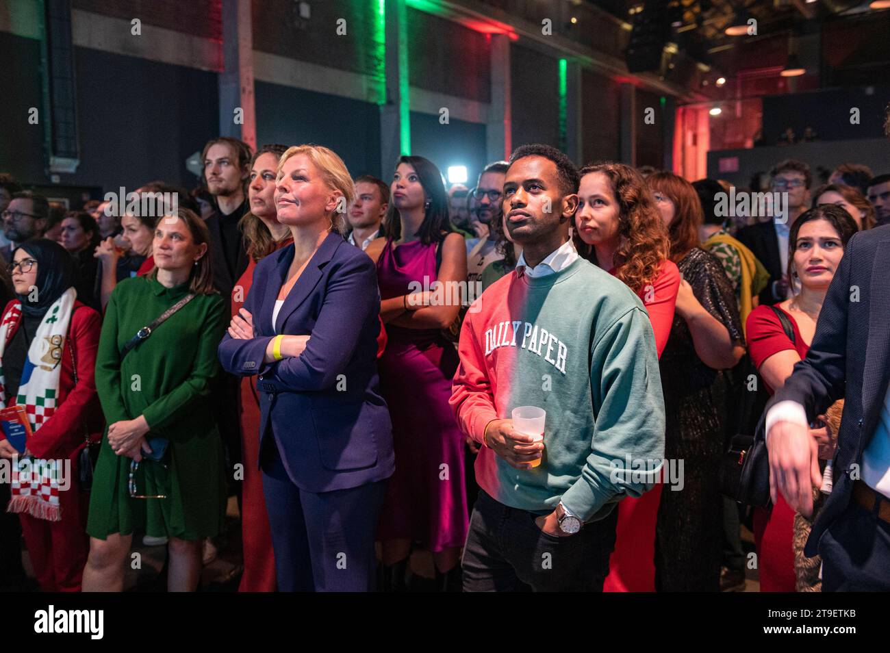 Amsterdam, Niederlande. November 2023. Niederländische Parlamentswahlen. Am 22. November gehen die Niederländer zu den Wahlen, um ein neues Unterhaus des parlaments zu wählen. Wahlergebnis Abend Groen Links/PvdA in der Westergasfabriek in Amsterdam. Ehemaliger PvdA-Führer Attje Kuiken, Habtamu de Hoop MP Tweede, 2de, kamer, verkiezingen, algemene, stemmen, Parlement, partij van de arbeid, Politiker, Politici, Credit: Imago/Alamy Live News Stockfoto