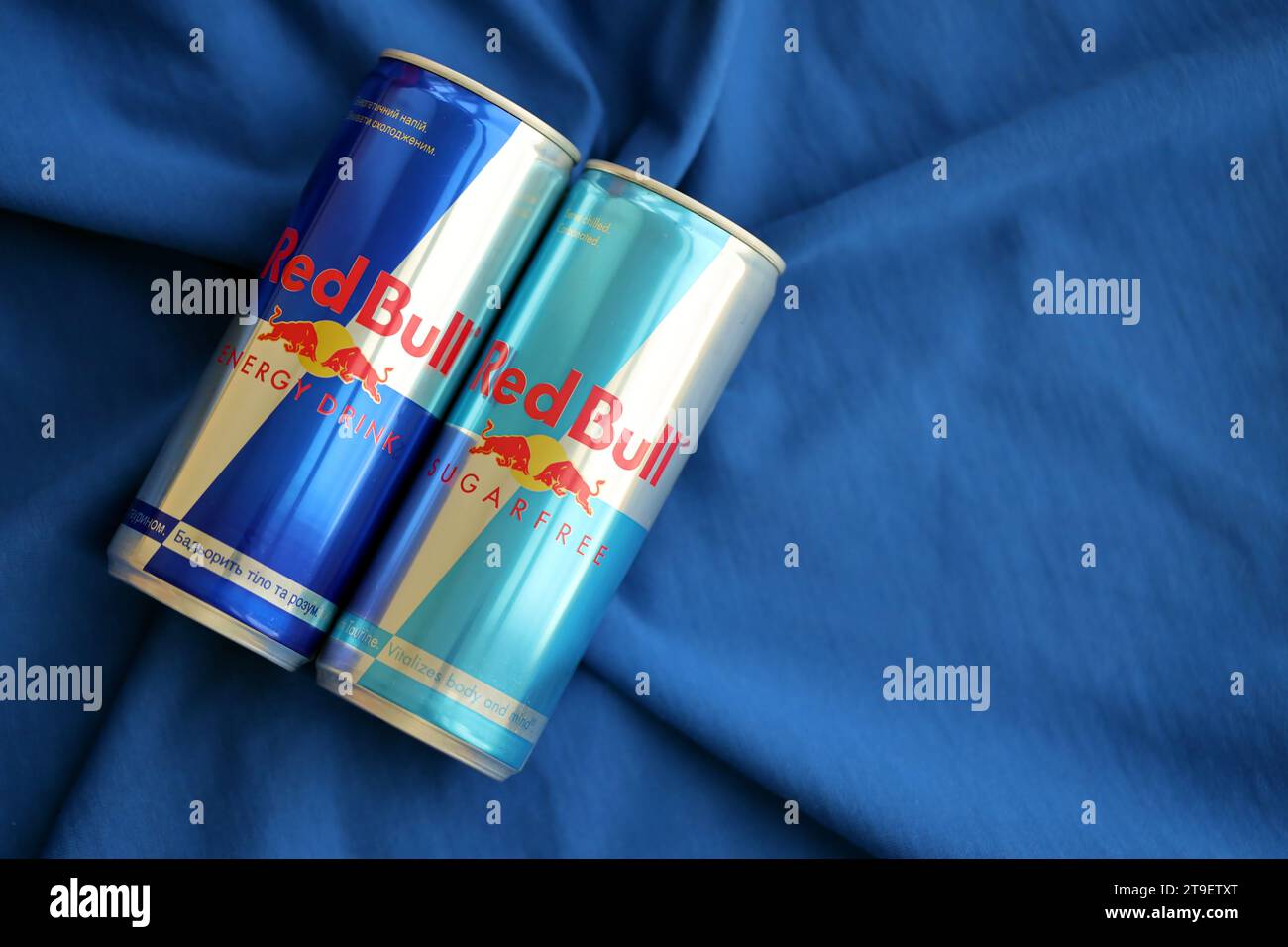 TERNOPIL, UKRAINE - 7. JULI 2023 Red Bull ENERGY Drink Aluminiumdose mit originellem Design Nahaufnahme Stockfoto