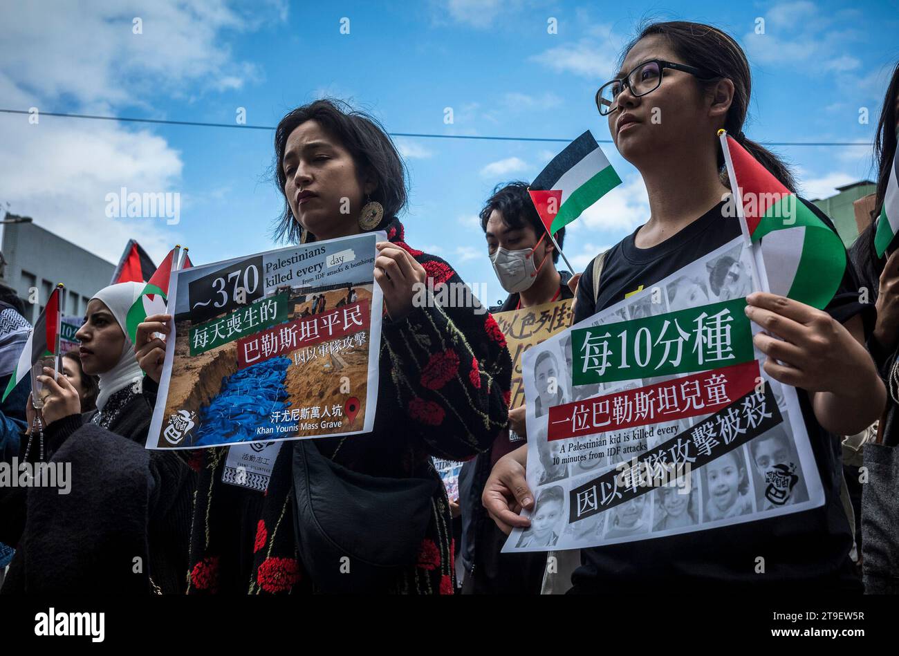 Demonstration, in der die taiwanesische Regierung während eines Protestes in Taipeh zu diplomatischen Maßnahmen im palästinensisch-israelischen Konflikt aufgefordert wird, Taiwan am 11/2023 rufen Demonstranten den sofortigen Waffenstillstand und die Einstellung Israels der illegalen Besatzung und der Apartheidspraktiken auf die Versammlung unterstreicht die Dringlichkeit von Maßnahmen und die Verantwortung der internationalen Gemeinschaft angesichts der anhaltenden palästinensischen Notlage. Banner und Slogans „Taiwan kann Palästina helfen“, „Waffenruhe Now und „Free Palestine spiegeln Solidarität und eine Forderung nach globaler Rechenschaftspflicht wider. Von Wiktor Dabkowski Stockfoto