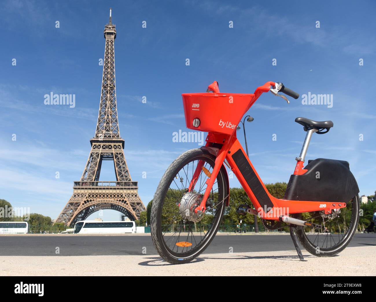 Paris, Frankreich - 30. August 2019: Die elektrische FAHRRADSCHANZE (im Besitz von Uber) in der Nähe des Eiffelturms in Paris. Stockfoto