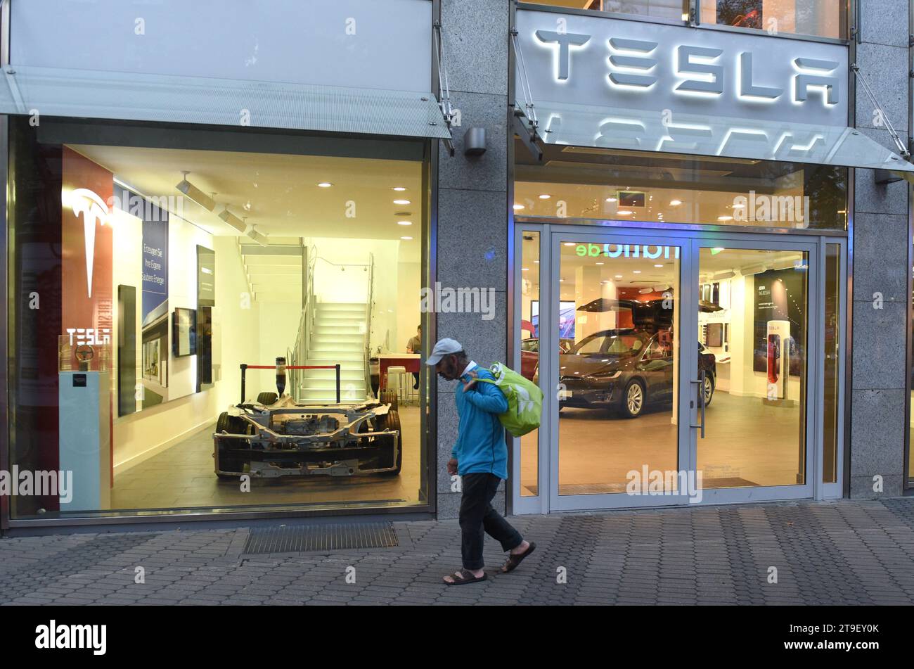 Nürnberg, Deutschland - 4. September 2019: Menschen in der Nähe des Tesla Store im Zentrum von Nürnberg. Stockfoto