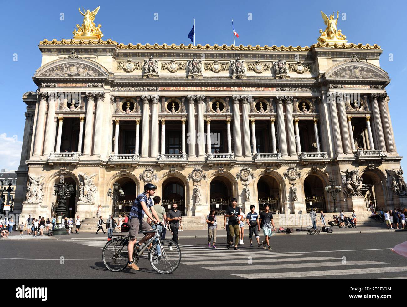 Paris, Frankreich - 31. August 2019: Menschen in der Nähe der Pariser Oper (Opéra national de Paris). Stockfoto