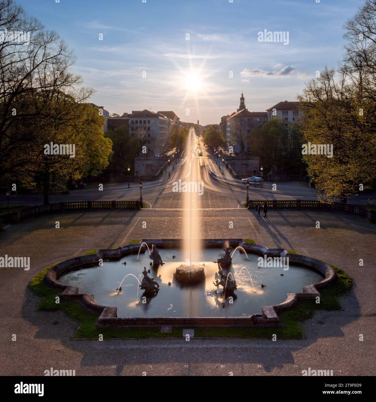Springbrunnen am Engel of Piece in München im Gegenlicht Stockfoto