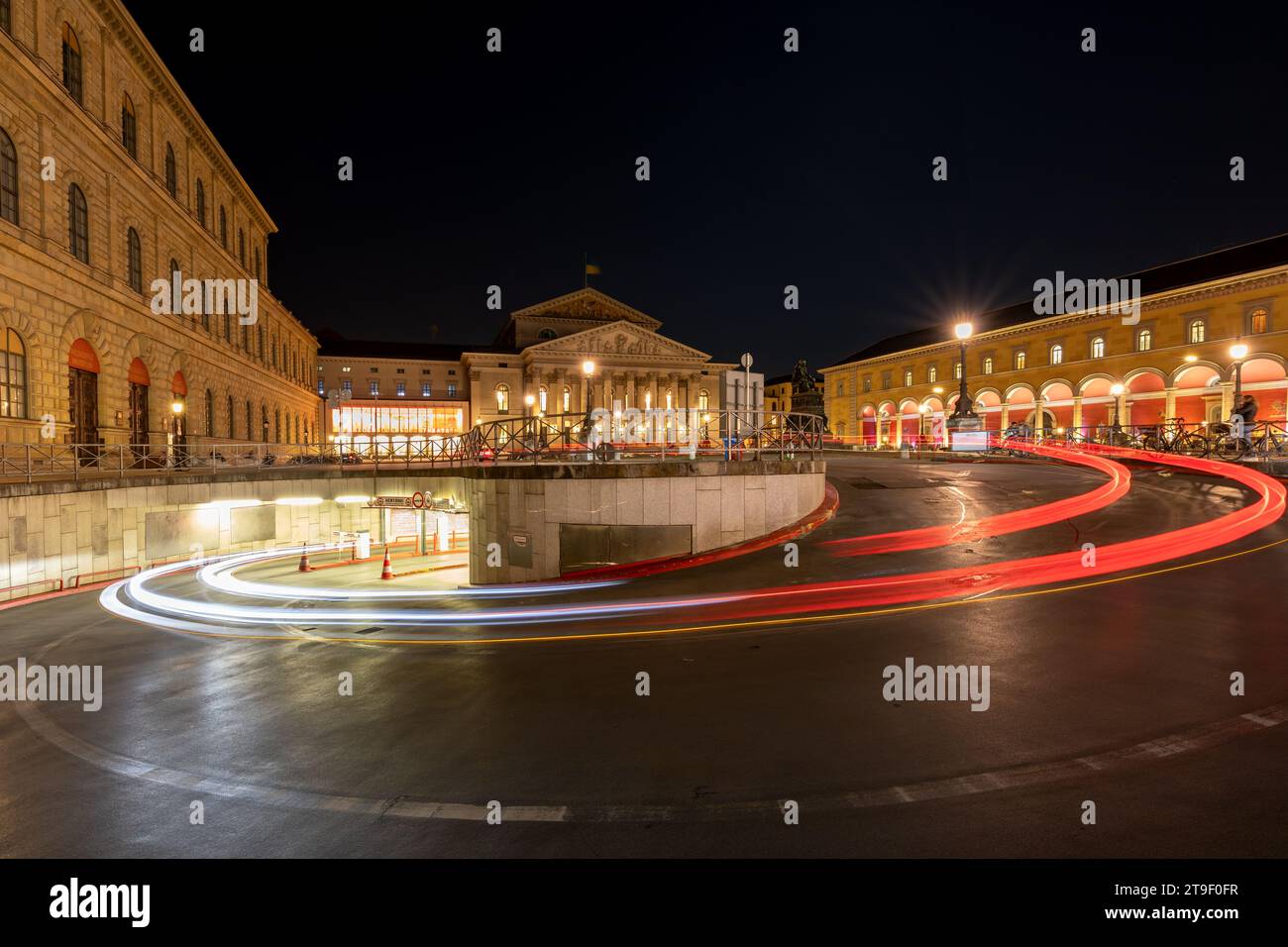 Lichtspuren von Scheinwerfern vor dem Münchner Nationaltheater Stockfoto
