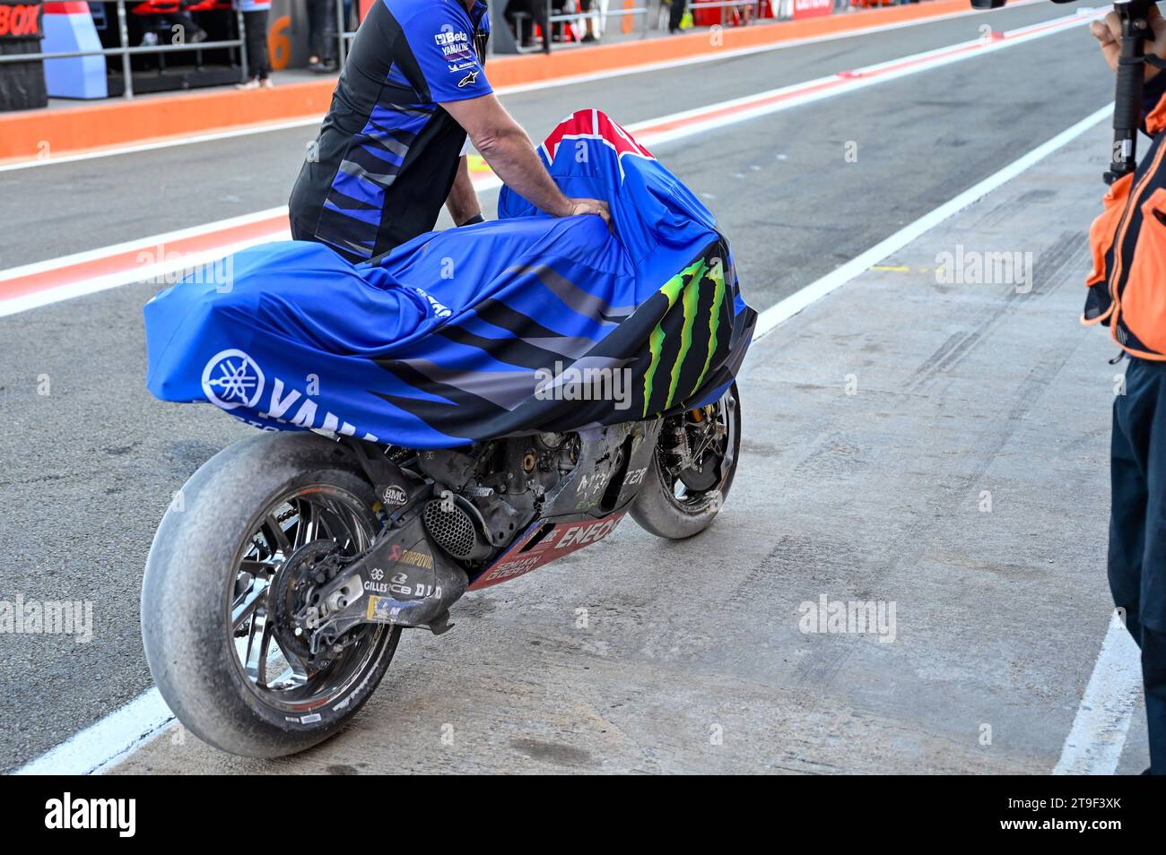 Valencia, Spanien. November 2023. Quartararo Fabio FRA Monster Energy Yamaha MotoGP Yamaha Moto Crash während des Grand Prix der MotoGP von Spanien 2023 - Gran Premio Motul de la Comunitat Valenciana - Paddock und Box, MotoGP Weltmeisterschaft in Valencia, Spanien, 25. November 2023 Credit: Independent Photo Agency/Alamy Live News Stockfoto