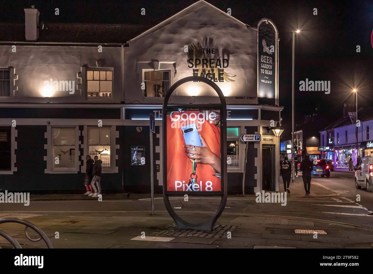 Freitagabend auf der Wellingborough Road, bevor sich die Menschenmassen in Northampton, Northants, England, Großbritannien aufhalten. Stockfoto