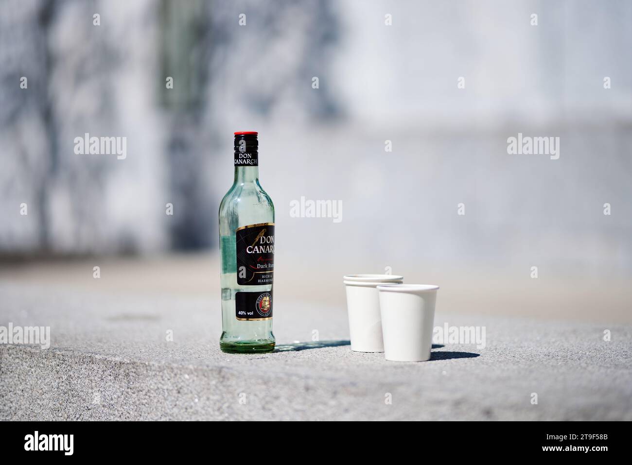 Leere Flasche Rum und Pappbecher Stockfoto