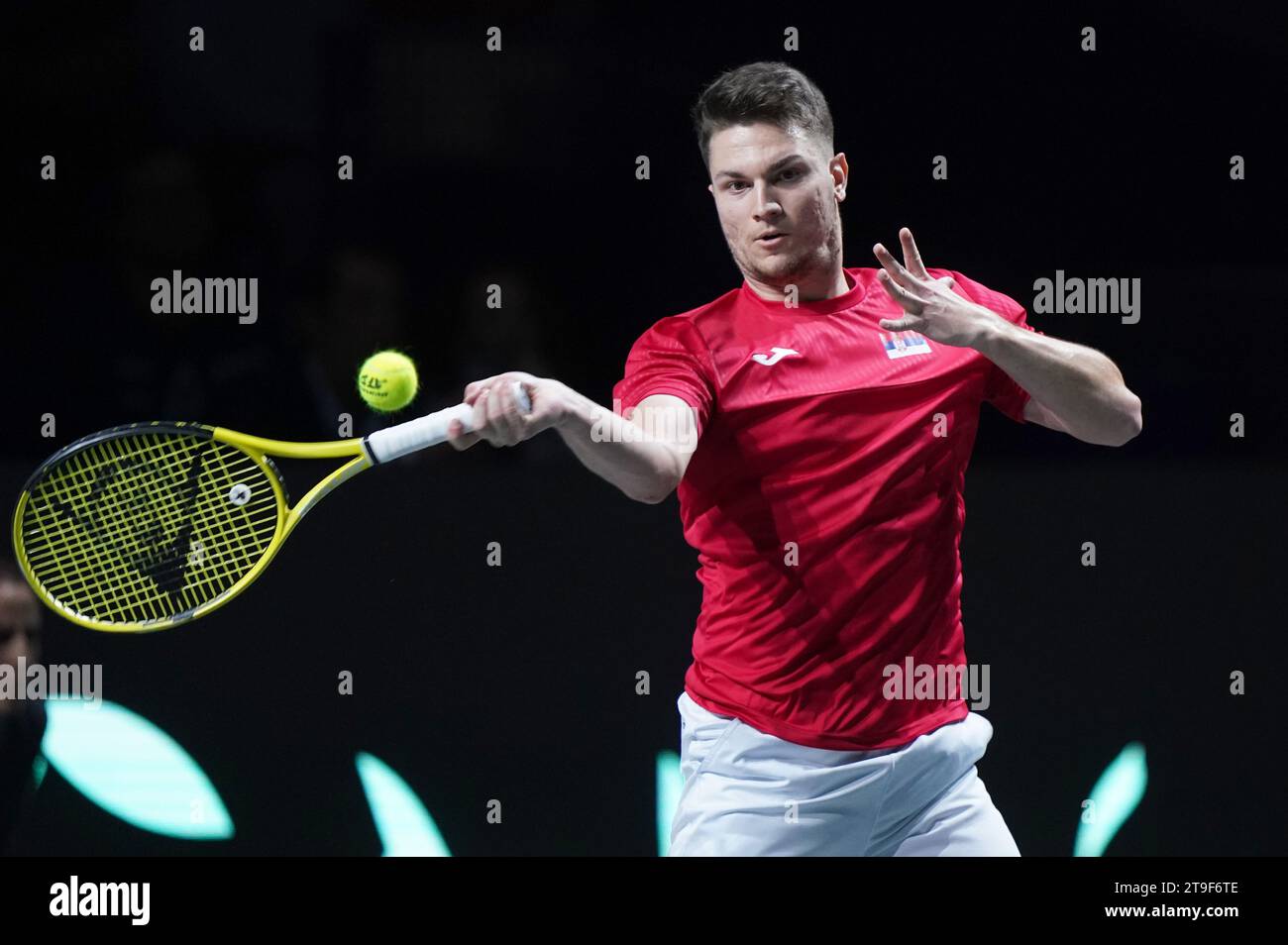 Der serbische Miomir Kecmanovic im Kampf gegen den Italiener Lorenzo Musetti (nicht abgebildet) im Halbfinale des Davis Cup 2023 im Palacio de Deportes Jose Maria Martin Carpena in Malaga, Spanien. Bilddatum: Samstag, 25. November 2023. Stockfoto