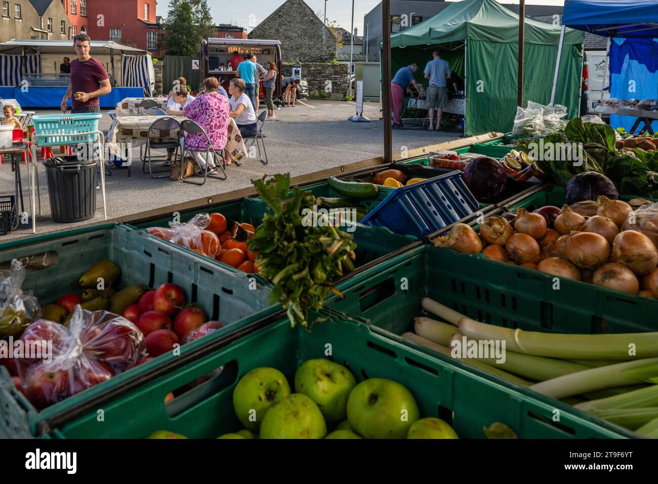 Obst- und Gemüsestand auf einem Landmarkt in Bandon, West Cork, Irland. Stockfoto
