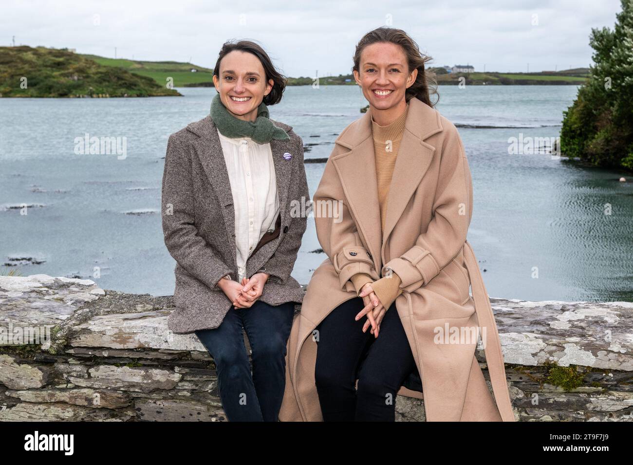 Sozial-Demokraten Irland Skibbereen - Kandidat für die Kommunalwahlen im Südwesten Isobel Towse mit der Parteivorsitzenden Holly Cairns TD. Stockfoto