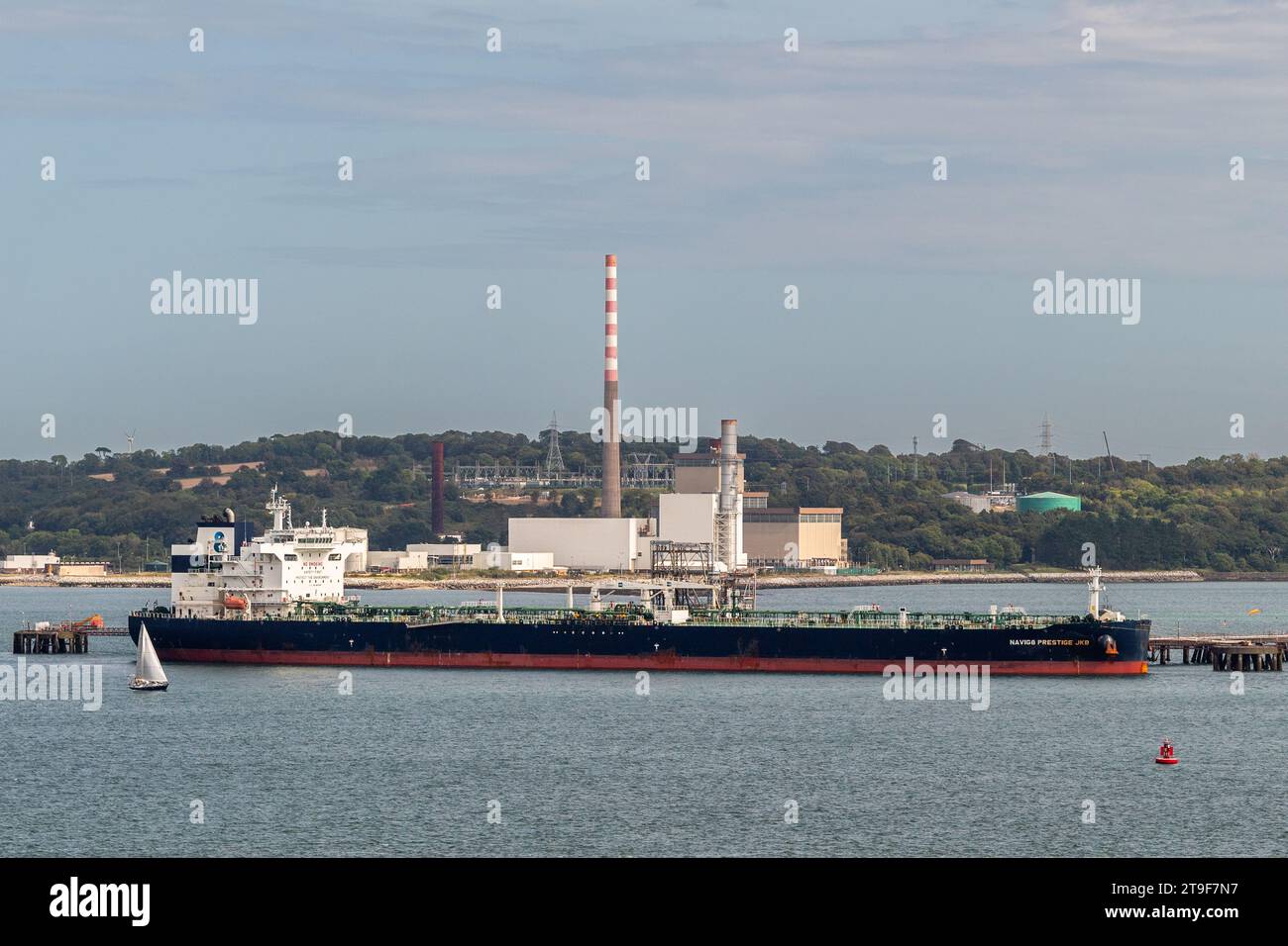 Rohöltanker „Navig8 Prestige JKB“, der Rohöl am Whitegate Oil Terminal, County Cork, Irland, entlädt. Stockfoto