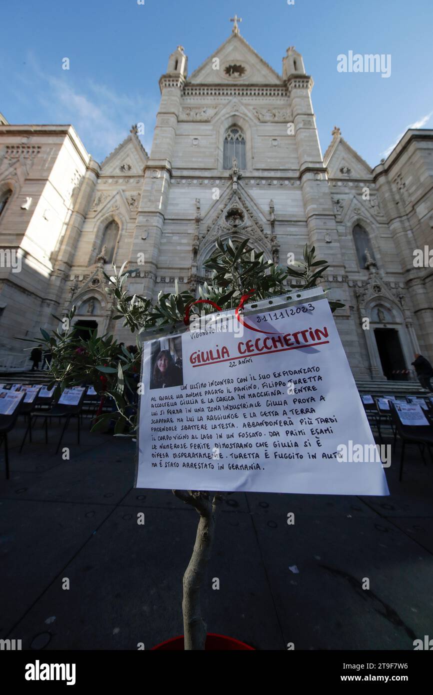 Neapel, Italien. November 2023. Außerhalb der Kathedrale von Neapel sind Stühle mit den Namen