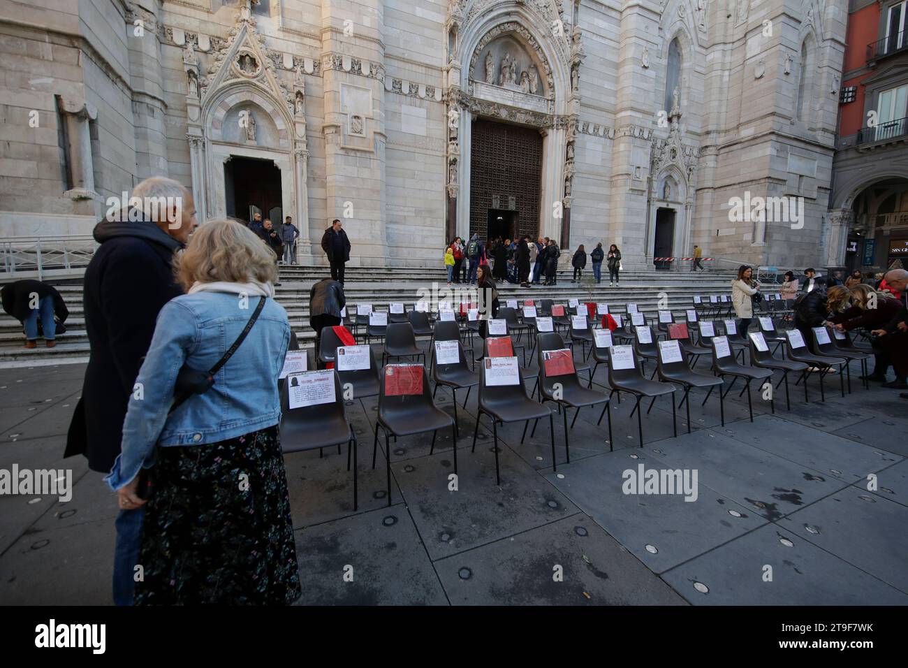 Neapel, Italien. November 2023. Außerhalb der Kathedrale von Neapel sind Stühle mit den Namen