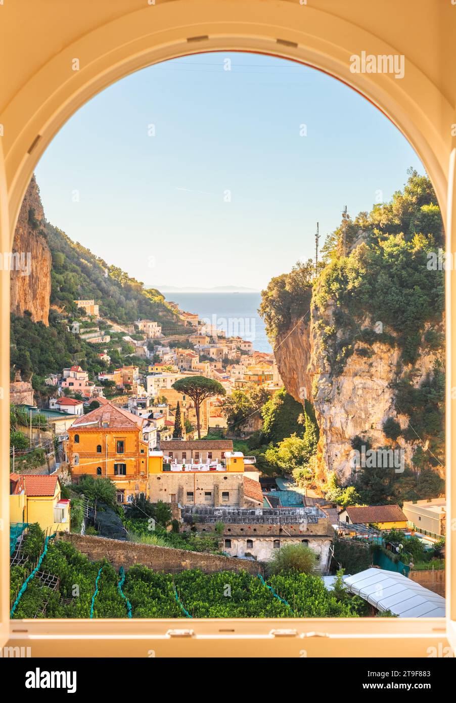 Amalfi, Italien an der Mittelmeerküste durch ein Fenster. Stockfoto