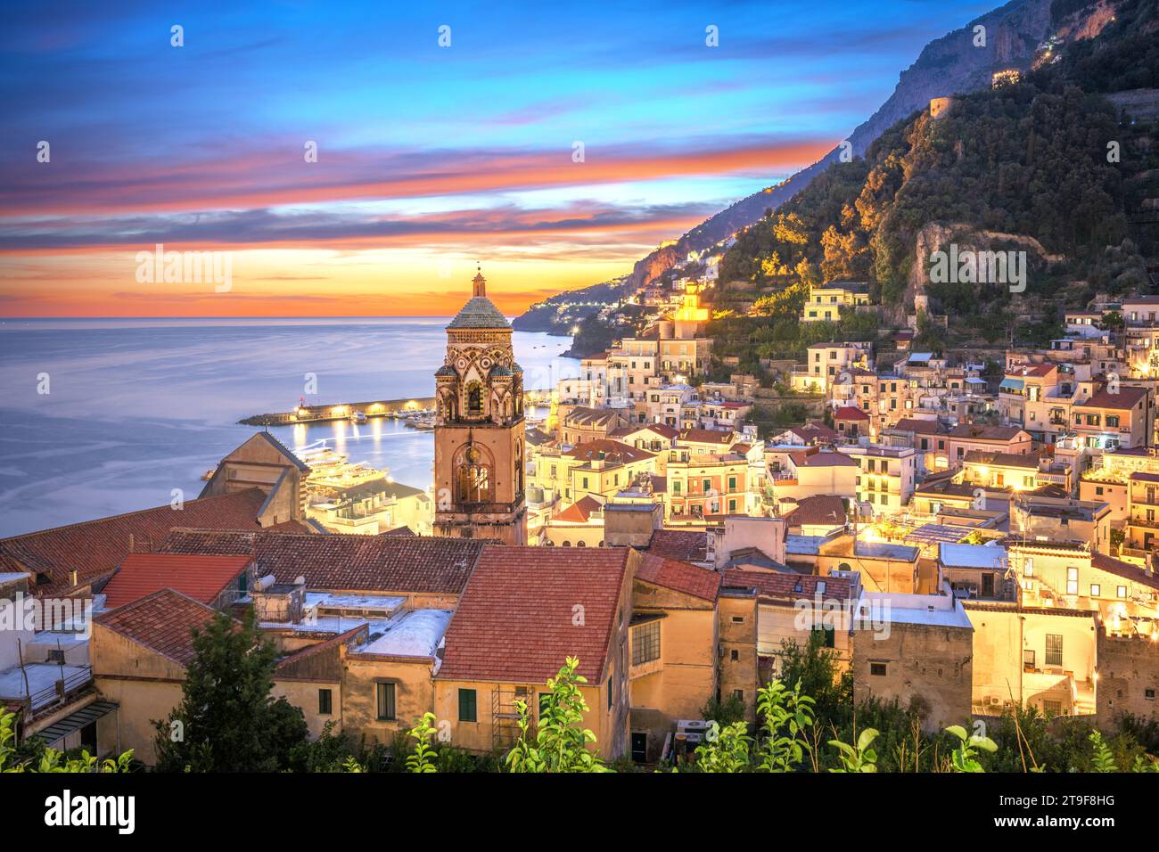 Amalfi, Italien an der Mittelmeerküste kurz nach einem wunderschönen Sonnenuntergang. Stockfoto