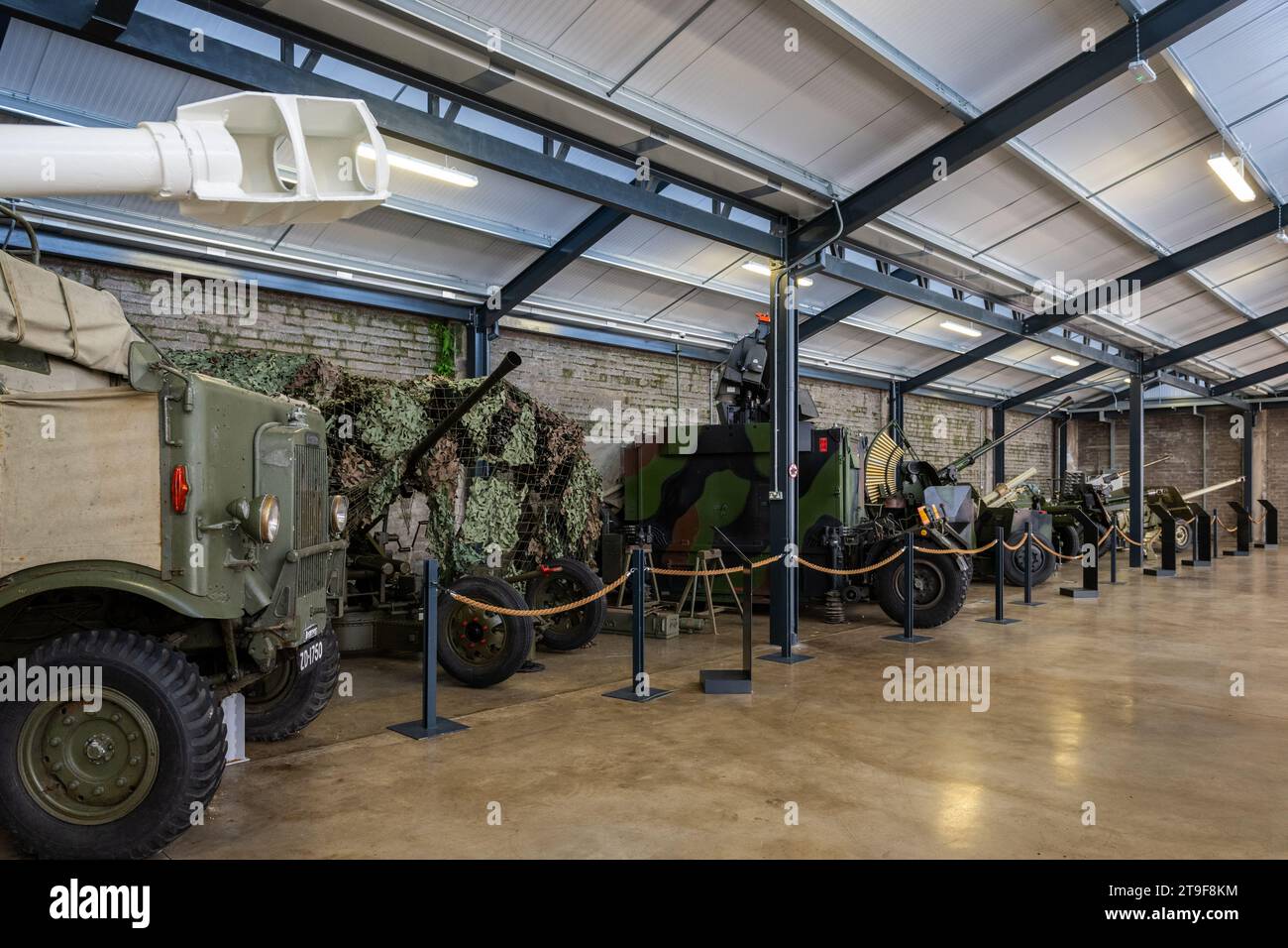 Militärfahrzeuge und -Ausrüstung im Spike Island Museum, Cobh, County Cork, Irland. Stockfoto