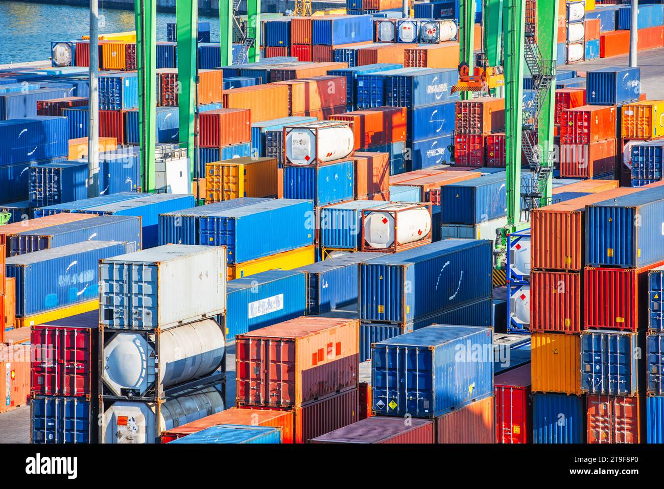 Stapel von Frachtcontainern, die auf den Versand warten. Stockfoto