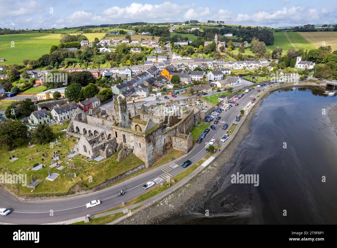 Luftbild des Küstendorfes Timoleague, West Cork, Irland an einem schönen Tag. Stockfoto