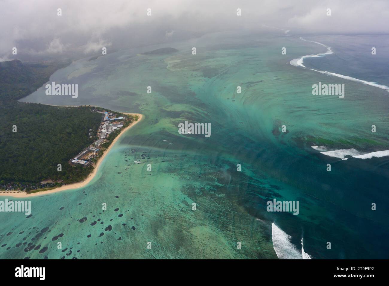 Unterwasser-Wasserfall und Le Morne Mountain auf Mauritius Stockfoto