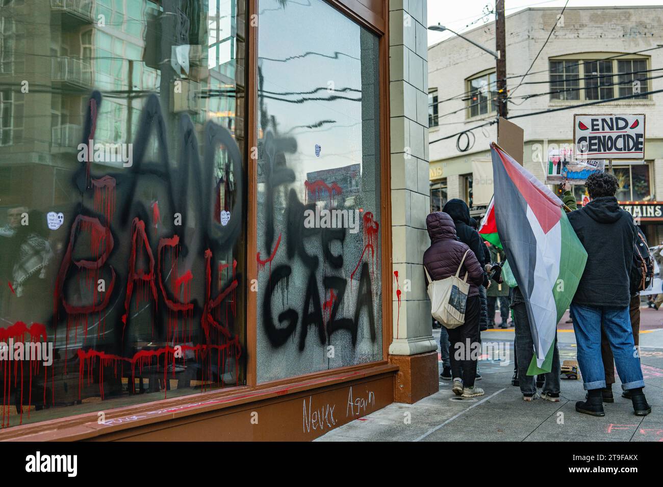 Graffiti auf kaputten Starbucks-Fenstern mit Nachrichten, die während der Demonstration „Free Gaza“ und „Land Back“ lauteten. Eine Versammlung pro-palästinensischer Anhänger fand im First Starbucks Reserve Roastery in Seattles lebhaftem Capitol Hill statt. Bei der Veranstaltung, die durch Demonstrationen gekennzeichnet war, wurden verschiedene Schilder und Botschaften deutlich sichtbar angezeigt. Unter den zahlreichen Schildern, die von den Demonstranten getragen wurden, lautete eines: "Steht mit Palästina! Beende die Besatzung jetzt!“ Während andere verkündeten: "Palästina wird frei sein!" Stockfoto