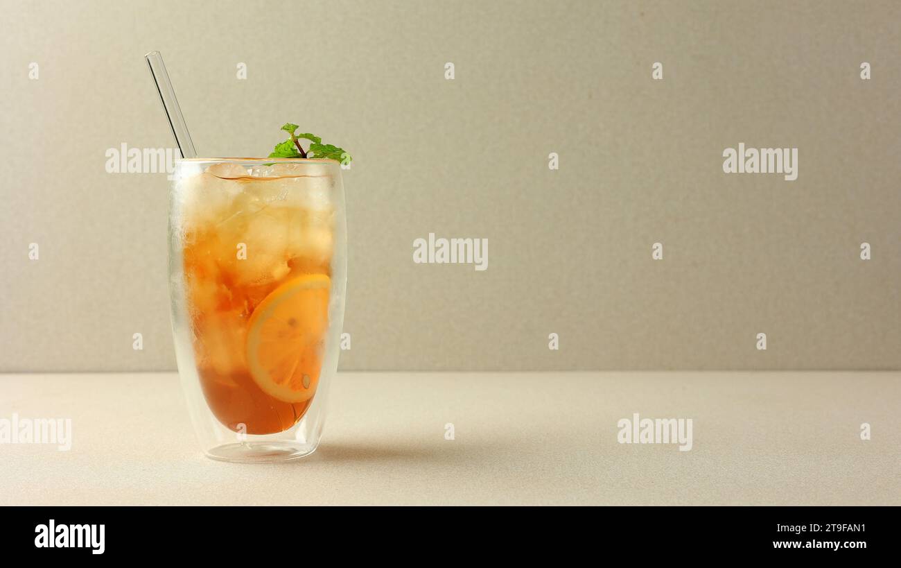 Zitronentee auf doppelwandigem Glas mit Mint Leaf Topping, Kopierraum für Text Stockfoto