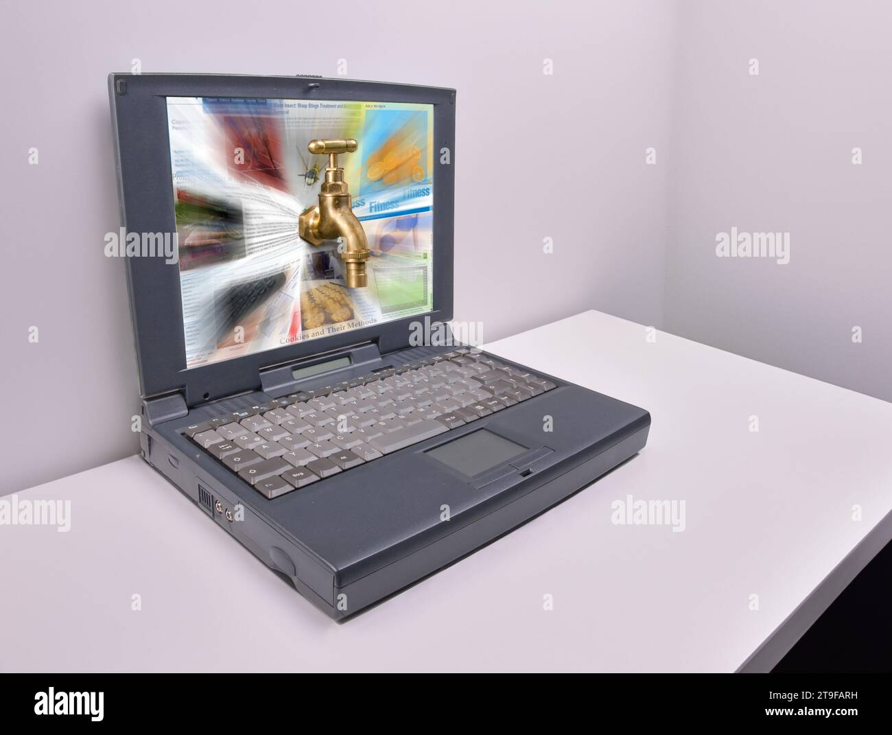 Offenes Notizbuch mit Tagesnachrichten auf dem Tisch Stockfoto