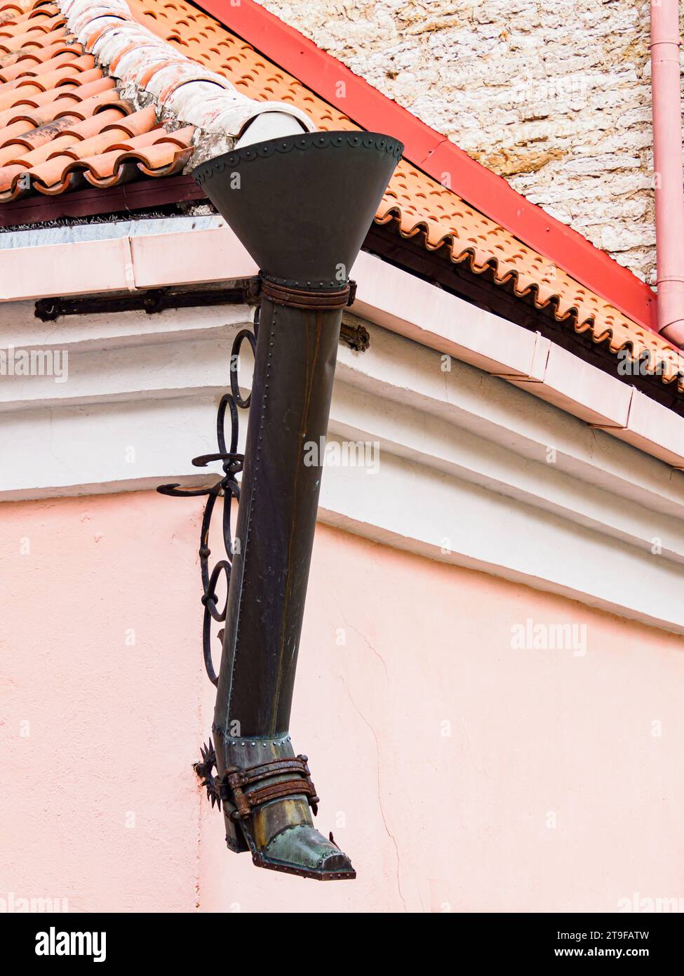 Schuhförmige Gosse in der Altstadt von Tallinn, Estland, Nordeuropa Stockfoto