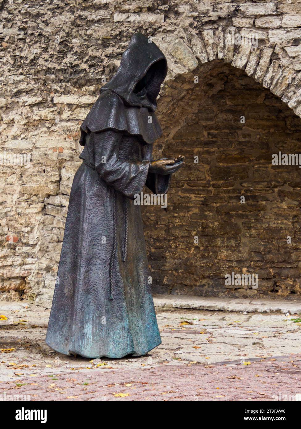 Tallinn, Estland - September 2022: Skulptur des schwarzen Mönchs im Garten des Königs von Dänemark - Ein wartender Mönch. Europa Stockfoto