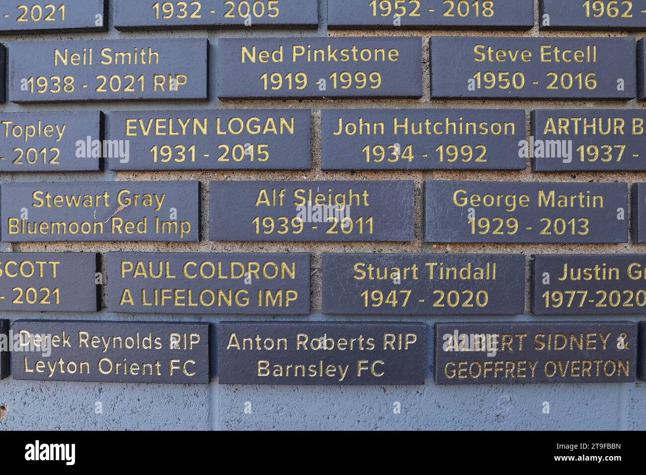 Lincoln, Großbritannien. November 2023. Lincoln City platziert eine Gedenktafel zum Gedenken an den Barnsley FC-Fan Anton Roberts, der in der letzten Saison bei einem Spiel von Lincoln Barnsley während des Spiels der Sky Bet League 1 Lincoln City gegen Barnsley im Gelder Group Sincil Bank Stadium, Lincoln, Großbritannien, am 25. November 2023 verstorben ist (Foto: Mark Cosgrove/News Images) in Lincoln, Großbritannien am 25.11.2023. (Foto: Mark Cosgrove/News Images/SIPA USA) Credit: SIPA USA/Alamy Live News Stockfoto