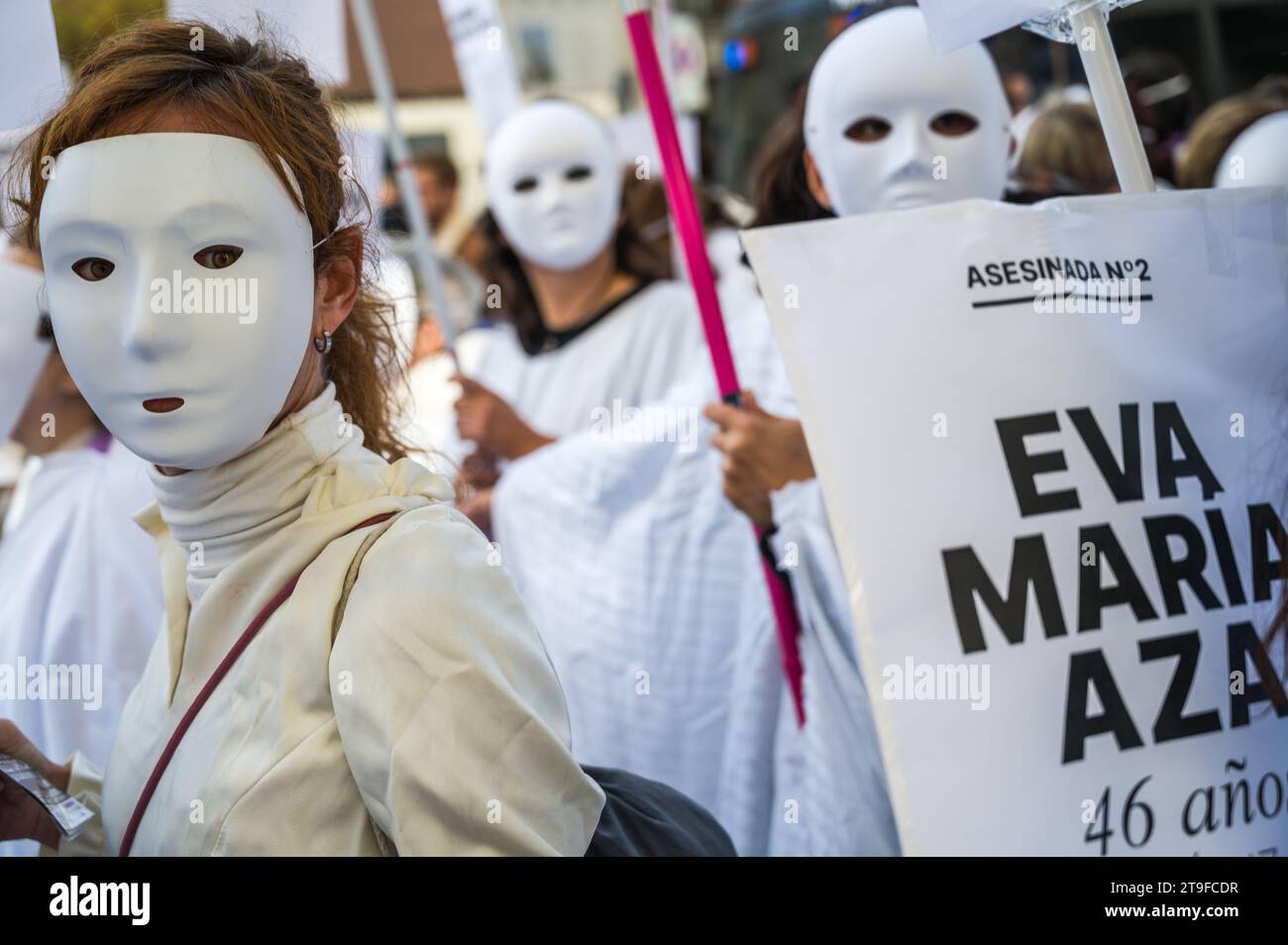 Madrid, Spanien. November 2023. Frauen, die weiße Masken tragen und Schilder mit den Namen der in diesem Jahr durch männliche Gewalt ermordeten Frauen tragen, werden während einer Demonstration zum Internationalen Tag zur Beseitigung der Gewalt gegen Frauen gesehen. Quelle: Marcos del Mazo/Alamy Live News Stockfoto