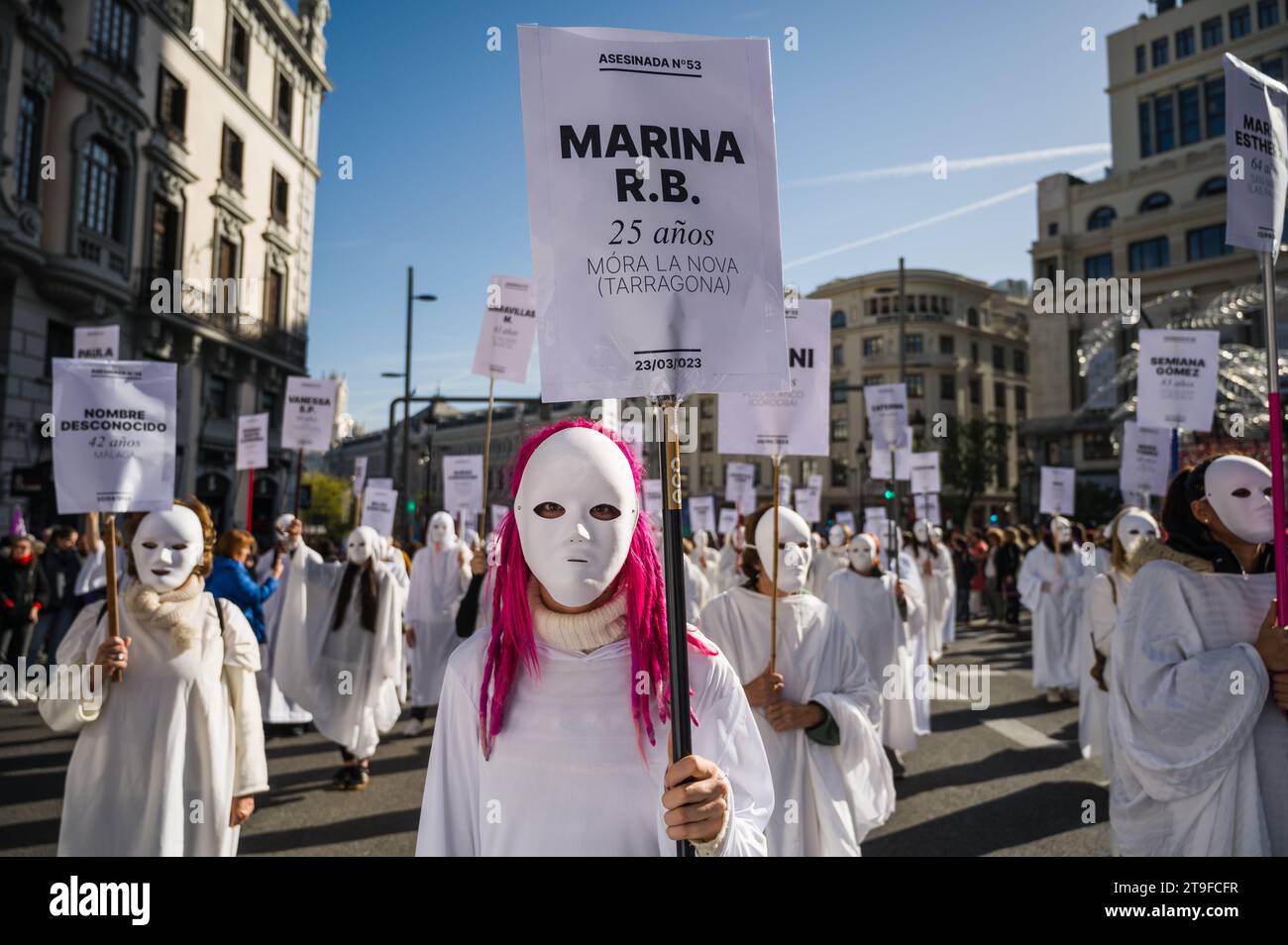 Madrid, Spanien. November 2023. Frauen, die weiße Masken tragen und Schilder mit den Namen der in diesem Jahr durch männliche Gewalt ermordeten Frauen tragen, werden während einer Demonstration zum Internationalen Tag zur Beseitigung der Gewalt gegen Frauen gesehen. Quelle: Marcos del Mazo/Alamy Live News Stockfoto