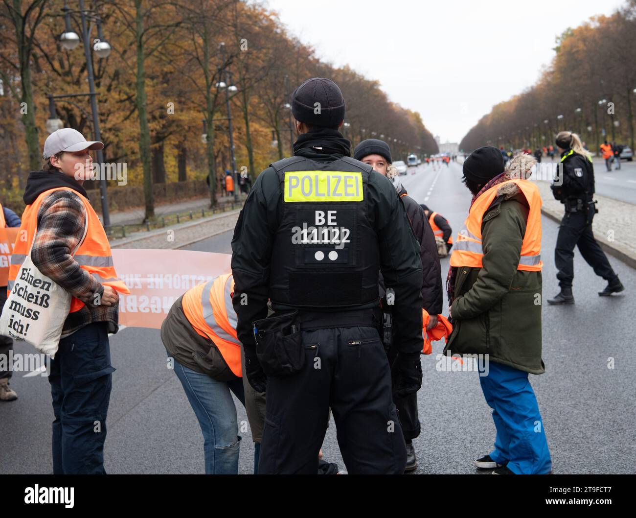 Berlin, Deutschland. November 2023. Aktivisten der Klimaschutzgruppe „letzte Generation“ und anderer Gruppen blockieren die Straße des 17. Quelle: Paul Zinken/dpa/Alamy Live News Stockfoto