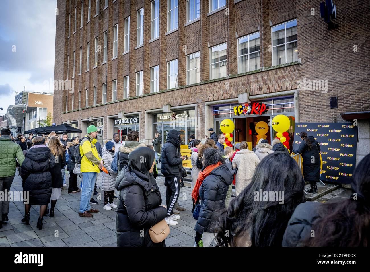 ROTTERDAM: Besucher des FC Kip Restaurants von Jandino Asporaat warten in der Warteschlange. Der FC Kip ist eine Fast-Food-Kette, die eine wichtige Rolle in der Serie The Dino Show und der nachfolgenden Bon Bini Holland Filmserie spielt. ANP ROBIN UTRECHT niederlande raus - belgien raus Stockfoto