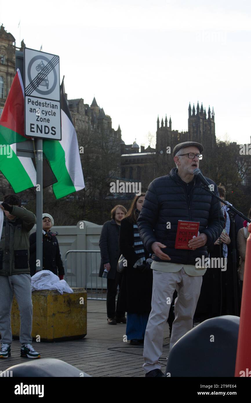 Jeremy Corbyn spricht eine Menschenmenge an, die in Solidarität mit Palästina demonstriert und für einen Waffenstillstand spricht. Quelle: Fionnuala Carter/Alamy Live News Stockfoto